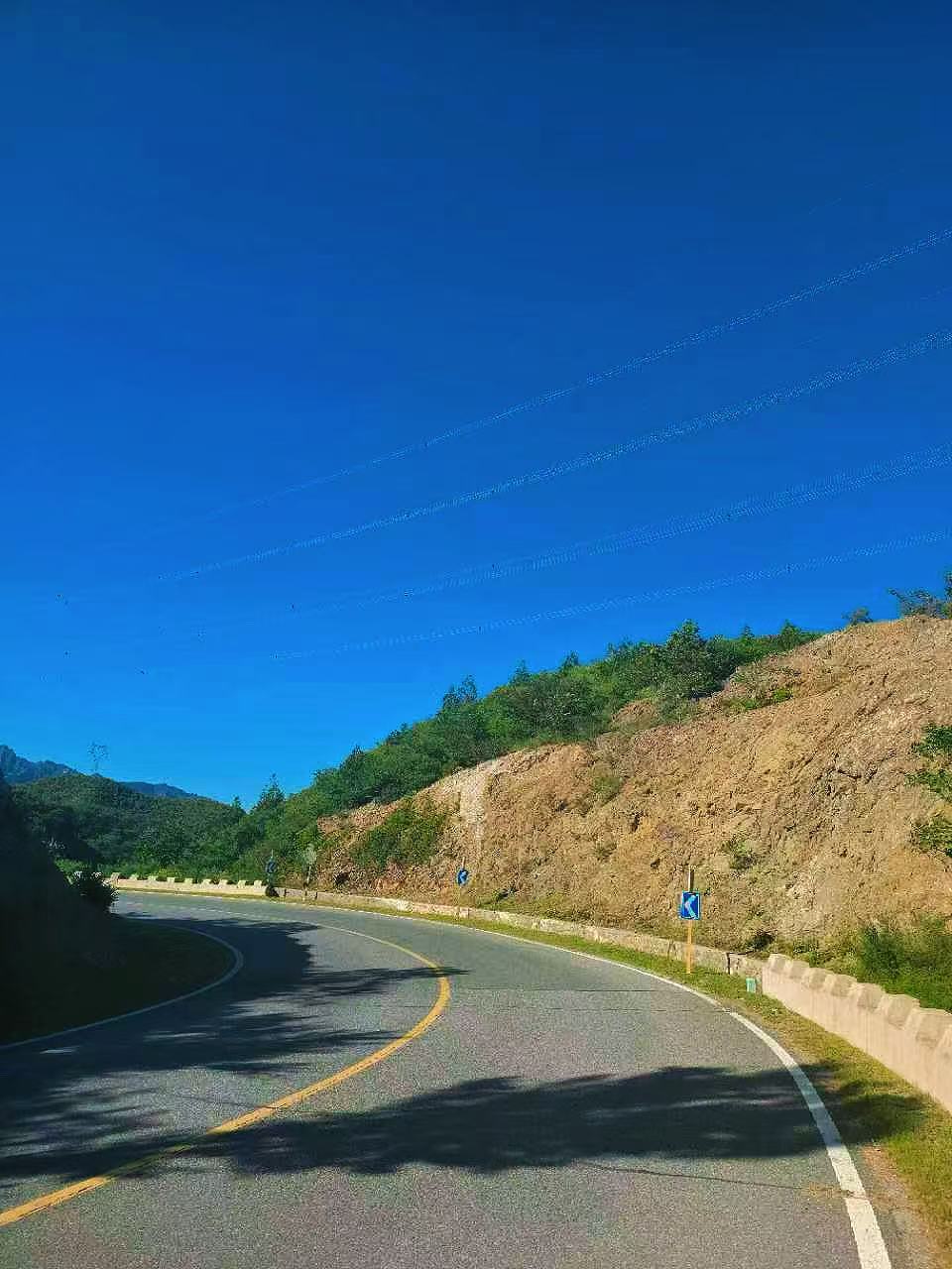Blue water, sharp bend